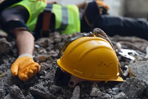 « On serre les dents, parfois ça casse » : ces accidents du travail non déclarés dans le BTP